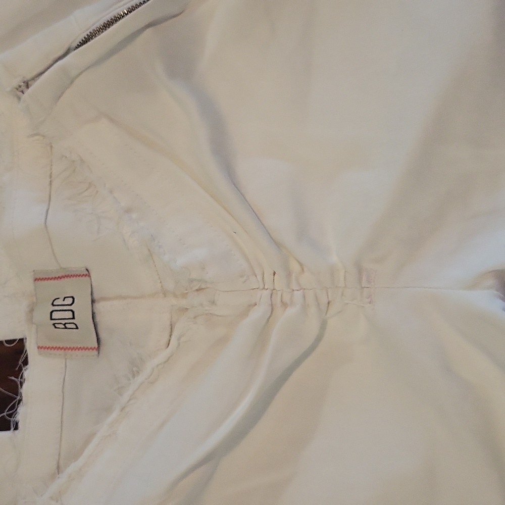 BDG Women's White Jeans Rouched V Side Zip Sz 28 Exc Cond - Picture 3 of 7